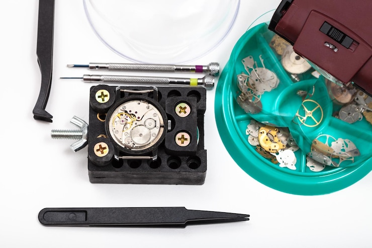 Revision eines mechanischen Uhrwerks unter der Lupe